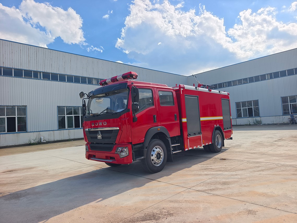 重汽豪沃6吨泡沫消防车