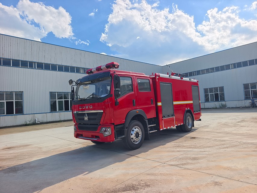 重汽豪沃6吨水罐消防车