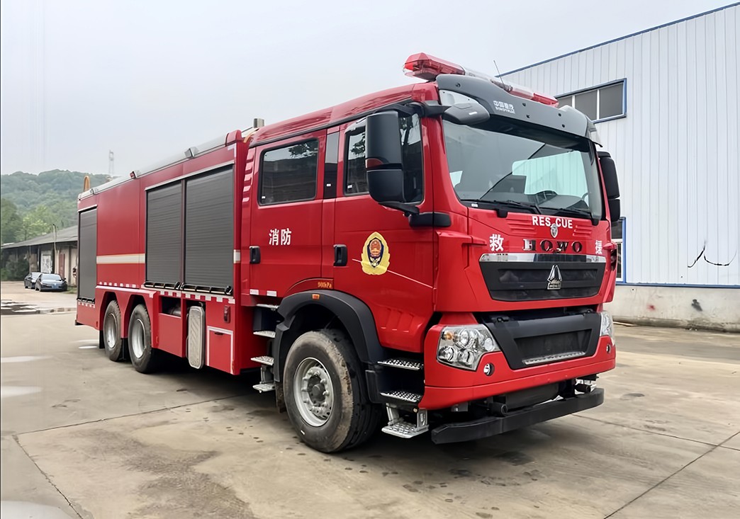 重汽豪沃12吨干粉泡沫联用消防车