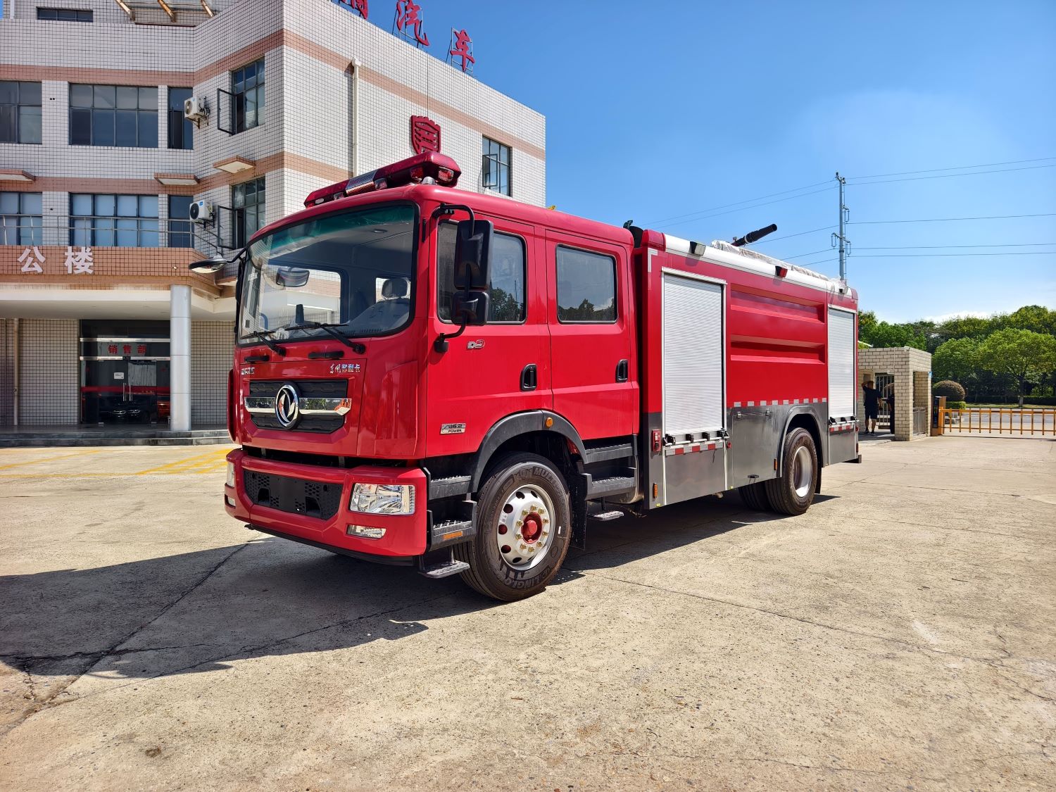 东风多利卡8吨泡沫消防车