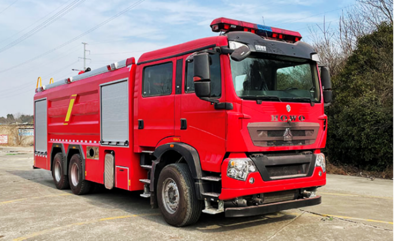 重汽豪沃18吨水罐消防车
