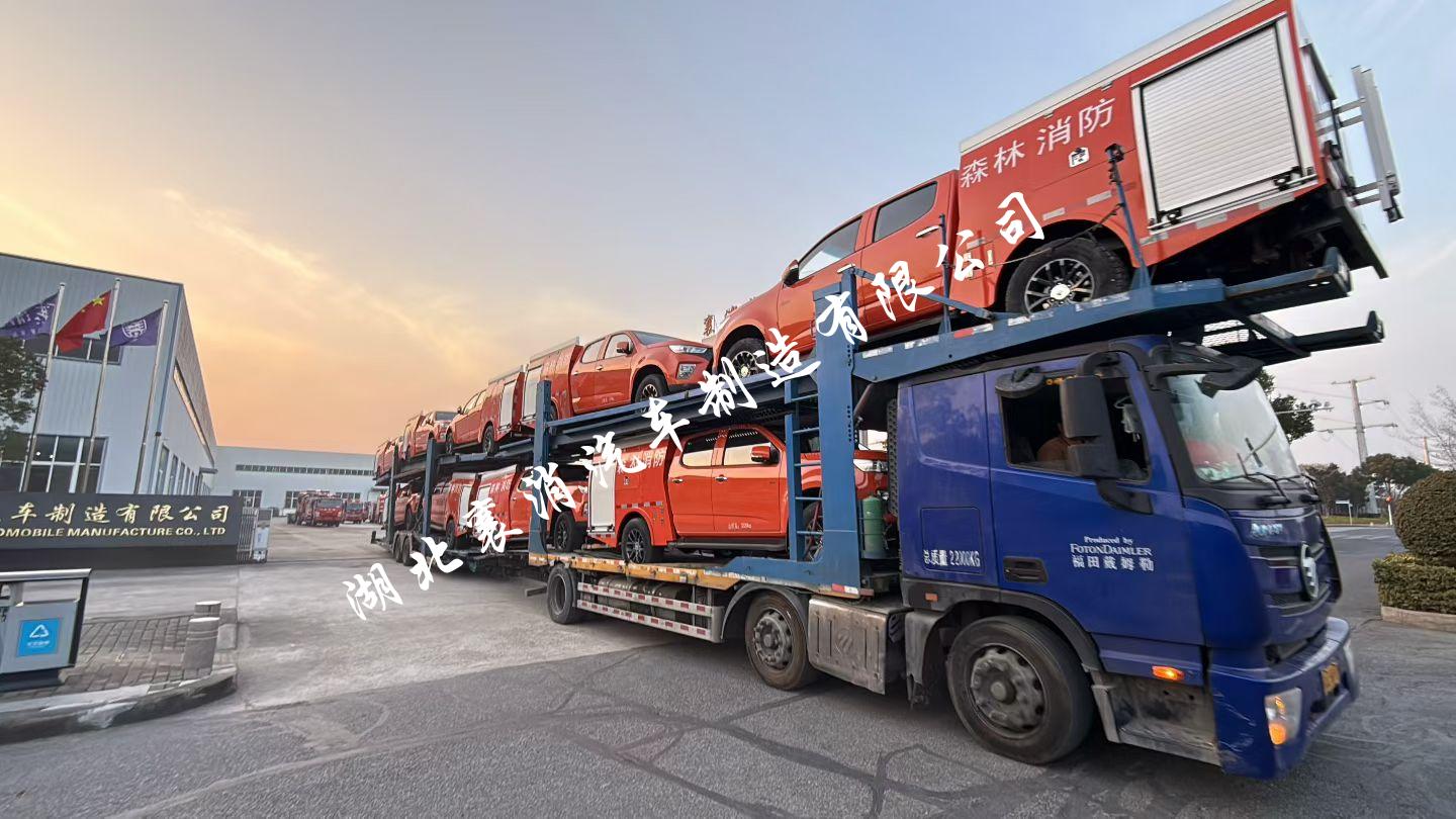出货出货！！北汽勇士双排1.5吨森林灭火车细节图 专为复杂地形设计的多功能消防装备，越野性能强，消防设备齐全，可承担灭火、救援、应急供水等任务。